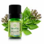 Mockup do frasco de óleo essencial Manjericão Brasil (Ocimum basilicum) orgânico Terra Flor com imagem da planta
