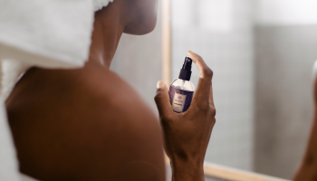 Fotografia de mulher utilizando body spray de Lavanda Francesa